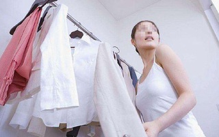 Mẹ thay quần áo trước mặt con trai 9 tuổi, cậu bé nói 1 câu khiến mẹ đỏ mặt vì ngượng