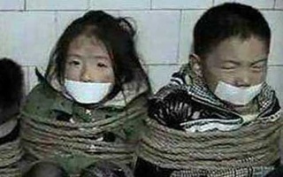 Đang ngồi với chị gái bị kẻ bắt cóc ập vào khống chế, nhờ hành động đầy nhanh trí, bé trai 8 tuổi cứu thoát cả mình và chị