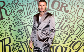 Giữa lúc thương hiệu của vợ làm ăn khó khăn, David Beckham chiếm trọn spotlight với bộ suit bóng bẩy "chất chơi" như trai tân