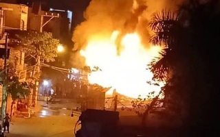Phá cửa cứu 5 người mắc kẹt trong vụ hỏa hoạn kinh hoàng lúc nửa đêm