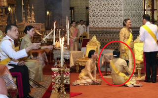 Vắng bóng Hoàng quý phi, Hoàng hậu xuất hiện rạng rỡ, vui vẻ bên nhà vua nhưng gây thắc mắc với tư thế ngồi kỳ lạ