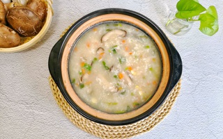 Tuần nào tôi cũng phải nấu một nồi cháo gà nấm vì vừa ngon vừa bổ, mùa đông ăn hợp vô cùng