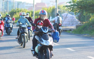 Thời tiết trở lạnh như Đà Lạt, người lớn, trẻ nhỏ Sài Gòn mặc áo ấm ra đường
