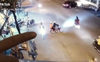 CLIP: Đôi nam nữ dừng xe giữa phố và khoảnh khắc phá khóa, trộm xe SH ''nhanh như chớp'' khiến nhiều người ngỡ ngàng