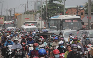 Người miền Tây chen trong biển người, vội vã rời Sài Gòn về quê ăn Tết sau ngày làm việc cuối cùng