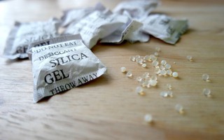 Lời khuyên chuẩn xác của bác sĩ về cách xử lý khi trẻ nuốt nhầm phải gói hút ẩm, cha mẹ không thể bỏ qua