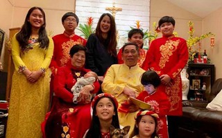 Dù đang ở cữ nhưng Thân Thúy Hà vẫn xinh đẹp rạng rỡ thế này trong ảnh đón Tết muộn cùng con gái