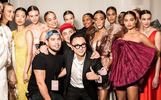 Nhìn hậu trường show tại New York của Công Trí, ai không biết cứ ngỡ đây là Victoria's Secret Fashion Show!