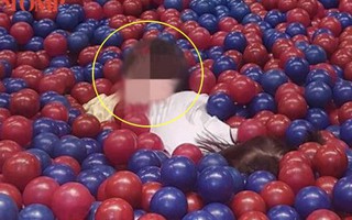 Đưa cháu đi chơi nhà banh, 5 phút sau dì hoảng hồn nghe tiếng kêu cứu, phát hiện “thủ phạm" đứng cười thách thức