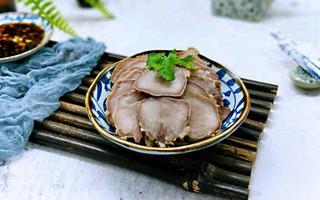 Bí quyết luộc lưỡi heo thơm ngon, giòn mà không dai chỉ đơn giản ở 1 bước này 