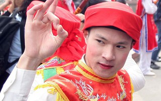 Trai làng đánh má hồng, tô son đỏ giả gái lả lơi múa điệu "con đĩ đánh bồng" giữa Hà Nội