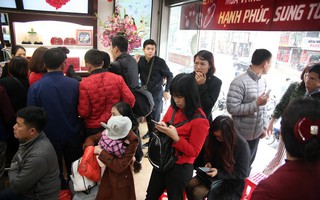 Hà Nội: Sợ chen chúc, người dân ùn ùn kéo đi mua vàng trước ngày Thần tài