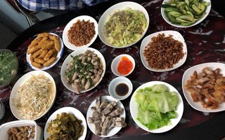 Khoe mâm cơm tươm tất cho 6 người cùng quan điểm "mệt mấy cũng phải nấu", mẹ trẻ khiến chị em tranh cãi nảy lửa