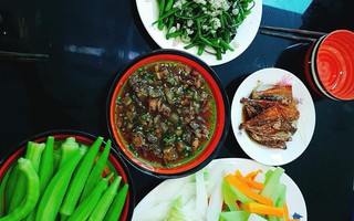 Nấu xong mâm cơm ngon lành mà chồng mải chơi game không ăn, vợ đã hành động "cực phũ" khiến chị em tranh cãi vô hồi