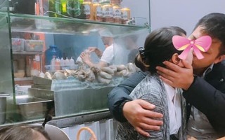 Cặp đôi thản nhiên hôn nhau ở quán lòng lợn, chị gái một con ngứa mắt chụp ảnh post lên MXH