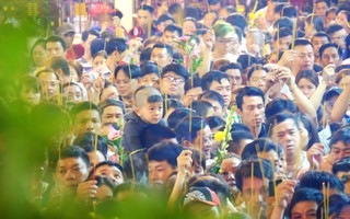 Hàng ngàn người cầm nhang viếng chùa Bà Bình Dương nửa đêm, mang theo cả con nít khiến trẻ nhỏ hít khói mệt nhoài