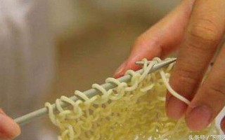 Những cô nàng rảnh nhất MXH: Đem mì tôm đan khăn, bóc thanh long bỏ hạt, xếp vỏ hạt bí thành hoa