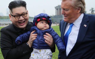 Bản sao của ông Kim Jong-un và Donald Trump bất ngờ xuất hiện tại Hà Nội, bị người dân và phóng viên vây kín