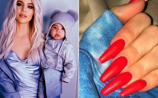 Bí ẩn: Làm sao cô chị vừa bị "cắm sừng" của Kylie Jenner có thể thay tã cho con với bộ nail cả cây số?