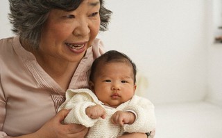 Tan làm, vợ chồng tôi hốt hoảng khi thấy hai bà cháu mất tích nhưng biết nguyên nhân thì đúng là cười ra nước mắt