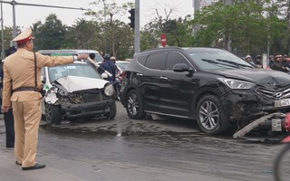Hà Nội: Tài xế xe "điên" ngủ gật rồi bất ngờ đâm hàng loạt phương tiện ở ngã tư hầm Kim Liên
