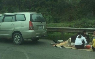 Ô tô 7 chỗ trải chiếu mở tiệc trên cao tốc Nội Bài - Lào Cai