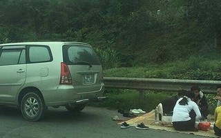 Lập biên bản ô tô dừng đỗ trái phép để tổ chức ăn uống trên cao tốc Nội Bài- Lào Cai