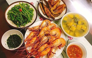 Khoe được chồng khen mâm cơm hoàn hảo, vợ trẻ bị chị em dội ngay "gáo nước lạnh" chỉ vì đĩa tôm