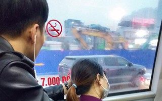 Cô gái ngủ quên trên xe buýt bị chụp trộm ảnh, nhưng bàn tay ngôn tình của chàng trai ghế sau mới khiến dân mạng thả tim
