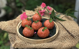 Mồng 1 Tết làm món bánh đỏ để mong cả năm may mắn
