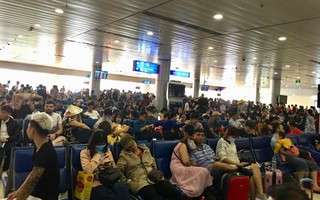 Chiều tối 30 Tết, hàng ngàn người nằm vật vờ tại sân bay Tân Sơn Nhất, mong không delay để về đón giao thừa