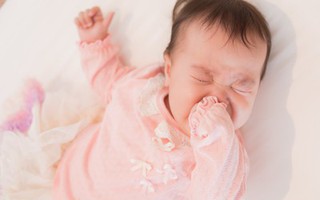 Con 1 tháng tuổi ho không dứt và lên cơn co giật, mẹ suy sụp nặng khi biết nguyên nhân bắt nguồn từ chính mình