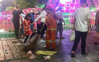 Giây phút giao thừa mọi người bên nhau, vẫn có những người công nhân quét rác miệt mài dọn sạch đường phố