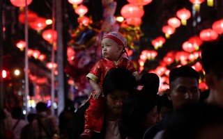 Chùm ảnh: Khắp châu Á rộn ràng đón Tết Nguyên đán, pháo hoa rực sáng khắp các vùng trời, màu đỏ nhuộm kín muôn nơi