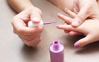 Cha mẹ sẽ ngừng ngay việc sơn thử 1, 2 ngón tay của con cho vui nếu biết được những điều này