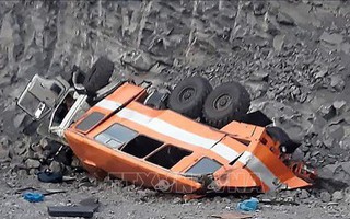 Xe buýt rơi xuống sườn núi ở độ cao 8m làm 28 người thương vong