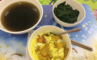 Xót xa nhìn bát cơm thịt rang nghệ như của bà đẻ, nhưng sự thật là sau sảy thai lần 2 của mẹ trẻ