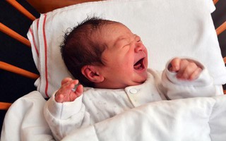 4 hành động có thể gây hại cho trẻ sơ sinh vô cùng mà người lớn vẫn hay mắc phải