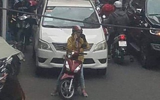 Cả phố đứng chờ chị gái ninja... 'nấu cháo' điện thoại - bức ảnh gây nhức nhối nhất sáng nay