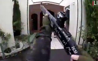 Loạt clip vụ xả súng tại New Zealand: Hung thủ hét to "Nhớ theo dõi PewDiePie nhé!" trên livestream trước khi gây án