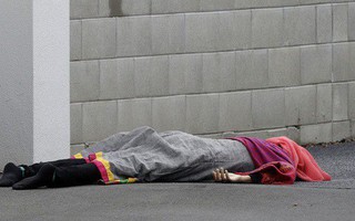 Người mẹ tuyệt vọng chờ tin con trong vụ thảm sát thánh đường Hồi giáo ở New Zealand