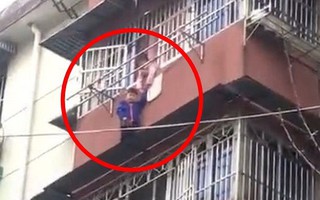 Cảnh tượng thót tim: Bé gái 8 tuổi dũng cảm nắm chặt tay em trai lơ lửng trên tầng 5 suốt gần nửa tiếng chờ được cứu