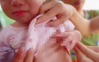 Con gái mới 2 tuổi mà đã phát triển bất thường bằng đứa trẻ 5 tuổi, cha mẹ đưa đi khám mới vỡ lẽ lỗi do mình tối nào cũng làm điều này