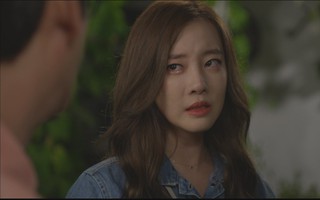Đi chung chuyến xe với cô gái trẻ, vợ bất ngờ phát hiện ra là bồ nhí của chồng và lập tức tìm cách vạch trần