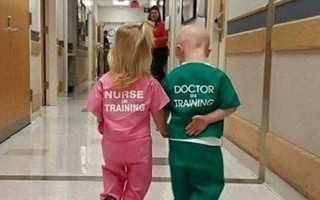 Bức ảnh gây tranh cãi nhất MXH mấy ngày qua: Dòng chữ đằng sau áo hai đứa bé và dân mạng bức xúc khi cho đó là sự "phân biệt giới tính"
