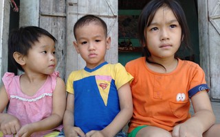 Bố nghiện ngập đi tù, mẹ nguy kịch vì tai nạn giao thông, 3 đứa trẻ hàng ngày ngồi đầu ngõ ngóng chờ trong nước mắt