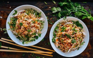 Tôi làm mì trộn mang đi ăn trưa, cả văn phòng nhao nhao đòi ăn ké