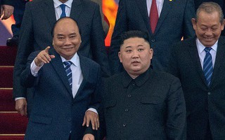 Khoảnh khắc dễ thương: Thủ tướng Nguyễn Xuân Phúc cầm tay Chủ tịch Kim Jong-un, chỉ về phía nhóm phóng viên ghi hình