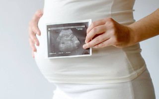 Cứ tưởng chào đời con mới biết nhận thức, nhưng thực ra bé đã “học lỏm” được 7 kĩ năng này ngay từ trong bụng mẹ