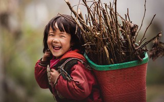 Trở về nhà sau một ngày dài nhặt củi trên nương, khoảnh khắc cô "tiểu sơn nữ" nở nụ cười thiên thần gây bão MXH
